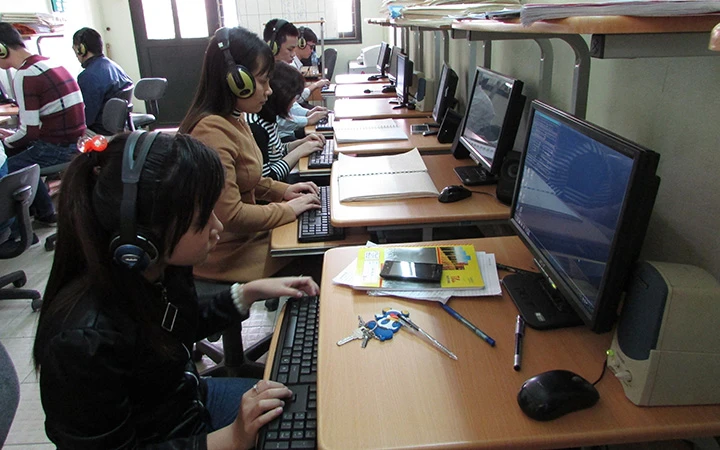 Lớp đào tạo công nghệ thông tin tại Trung tâm Đào tạo phục hồi chức năng cho người mù (thuộc Hội Người mù Việt Nam).  