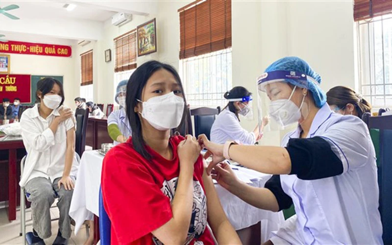 Hà Nội đang đẩy nhanh tiến độ tiêm vaccine cho học sinh để các em sớm trở lại trường học an toàn.