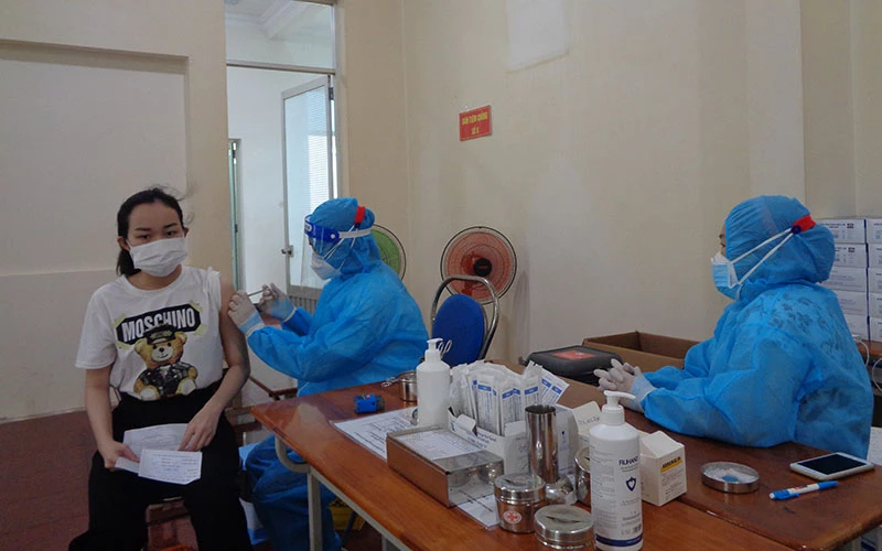 Tỉnh Khánh Hòa quyết tâm tiêm phủ vaccine cho người dân đạt mức cao nhất; chuẩn bị tiêm mũi nhắc lại cho người từ 18 tuổi trở lên.