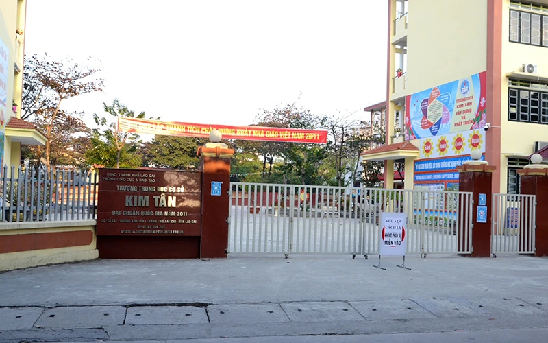 Phong tỏa Trường trung học cơ sở Kim Tân.