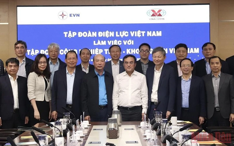 Các đại biểu tại buổi làm việc giữa Tập đoàn Điện lực Việt Nam và Tập đoàn Công nghiệp Than-Khoáng sản Việt Nam. (Ảnh: THANH GIANG)