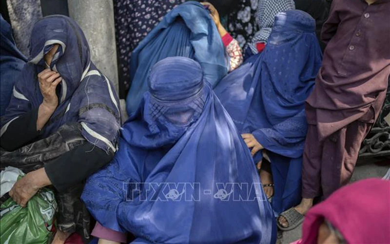 Phụ nữ Afghanistan đợi rút tiền bên ngoài một ngân hàng ở Kabul, ngày 15/9 vừa qua. (Ảnh: TTXVN)
