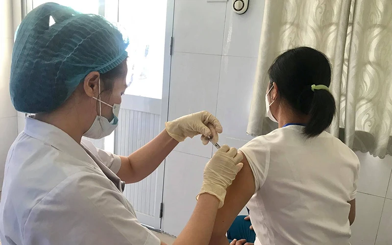 Tiêm vắc-xin ARCT-154 cho tình nguyện viên tại huyện Yên Phong, tỉnh Bắc Ninh. 