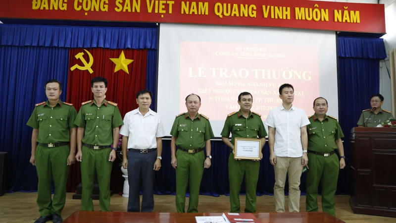 Đại tá Trần Văn Chính, Phó Giám đốc, Thủ trưởng Cơ quan Cảnh sát điều tra Công an tỉnh Bình Dương (thứ tư từ trái sang) trao thưởng cho ban chuyên án.