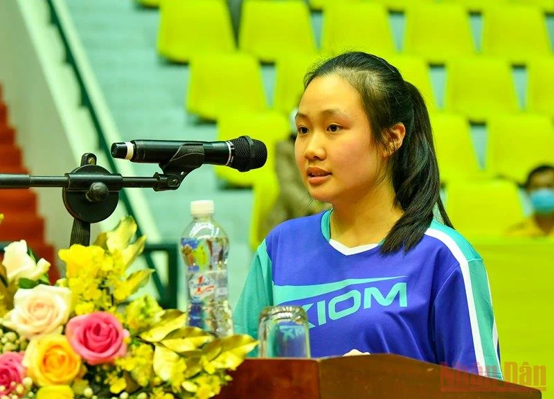 VĐV Nguyễn Thị Mai Phương thay mặt các VĐV tuyên thệ tại lễ khai mạc. (Ảnh: Duy Linh)