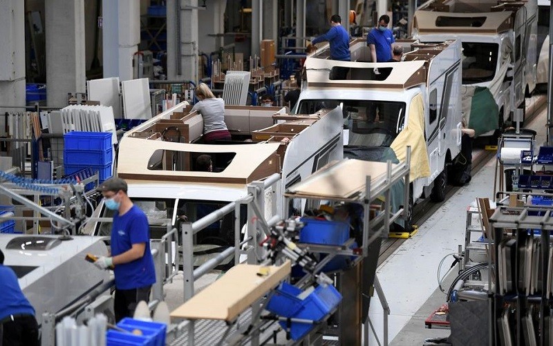 Công nhân lắp ráp ô-tô tại nhà máy Knaus-Tabbert AG ở Jandelsbrunn, Đức. (Ảnh: Reuters)