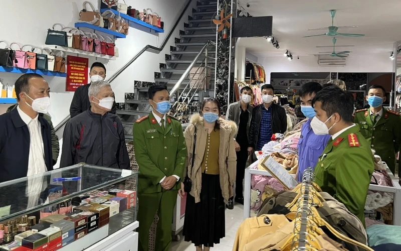 Cơ quan chức năng công bố lệnh khám xét cửa hàng quần áo Mai Hường.