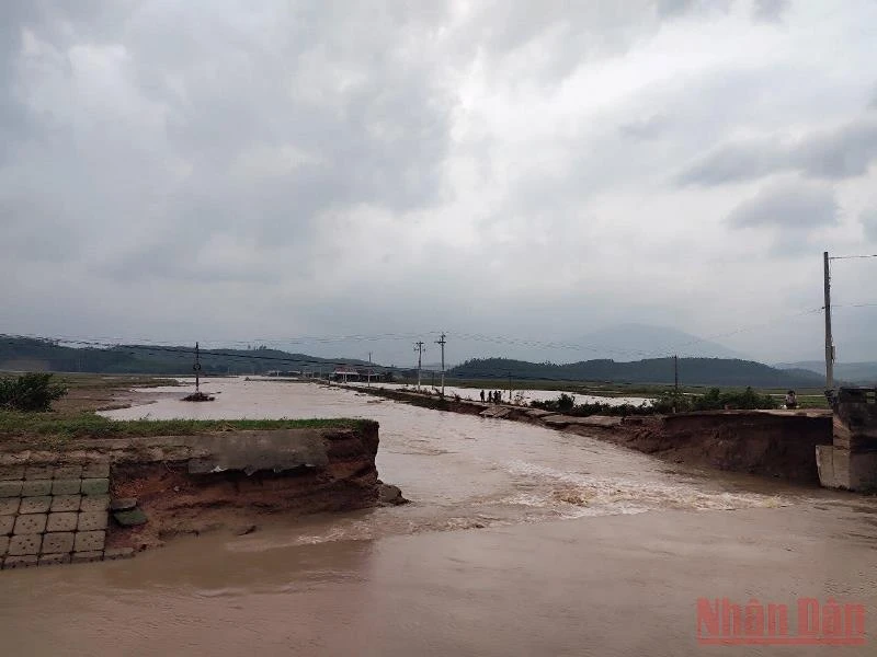 Tình trạng hư hỏng nghiêm trọng trên đập đầu mối và kênh chính bắc hệ thống thủy nông Đồng Cam. 