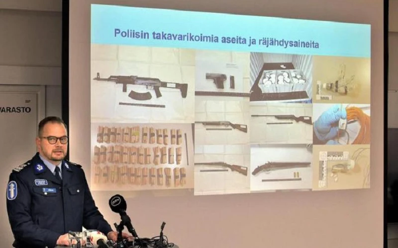 Cảnh sát họp báo về vụ bắt giữ 5 nghi phạm khủng bố tại Phần Lan ngày 3/12/2021. (Ảnh AFP/TTXVN)