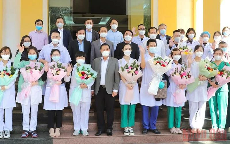 Đoàn y bác sĩ thành phố Hải Phòng lên đường vào Tây Ninh.