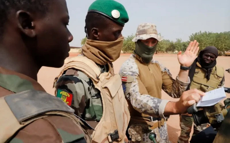 Các binh sĩ Mali trong buổi huấn luyện chống lại các phần tử thánh chiến vào ngày 23/3/2021 ở tỉnh Mopti của Mali. (Ảnh: Reuters)