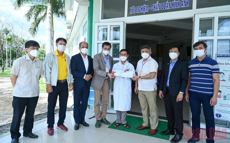 Ban Tổ chức giải trao quà tặng vận động viên Ngô Thị Ngân qua các bác sĩ Bệnh viện Y học cổ truyền Quảng Nam.