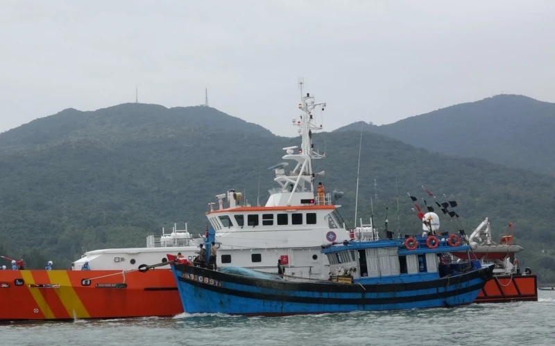 Tàu SAR 412 cứu nạn thành công 11 ngư dân và hỗ trợ lai dắt tàu cá bị nạn về đất liền an toàn. (Ảnh: Trung tâm II cung cấp)