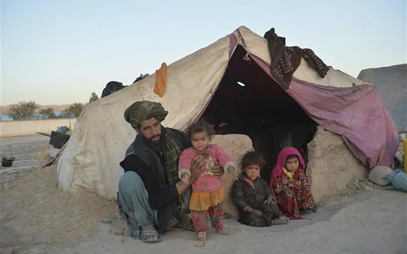 Người dân tại một trại tị nạn quốc tế ở Qala i Naw, tỉnh Badghis, Afghanistan, ngày 14/10 vừa qua. (Ảnh: TTXVN)