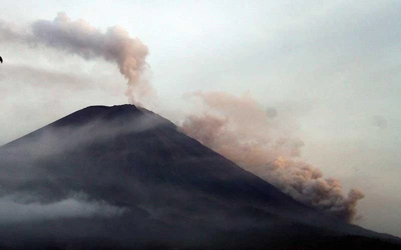 Cột khói và tro bụi từ đợt phun trào mới nhất của núi lửa Semeru trên đảo Java, Indonesia. (Ảnh: Antara)