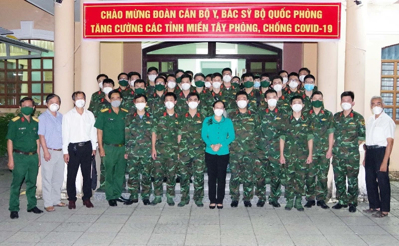 Lãnh đạo UBND tỉnh Sóc Trăng chụp ảnh lưu niệm với đoàn cán bộ y, bác sĩ Học viện Quân y.