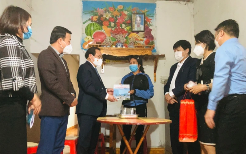 Lãnh đạo Bệnh viện Trung ương Thái Nguyên tặng thẻ bảo hiểm y tế cho bà Nông Thị Kim Dung, ở tổ dân phố Đồng Trũng, thị trấn Hùng Sơn, huyện Đại Từ (Thái Nguyên).