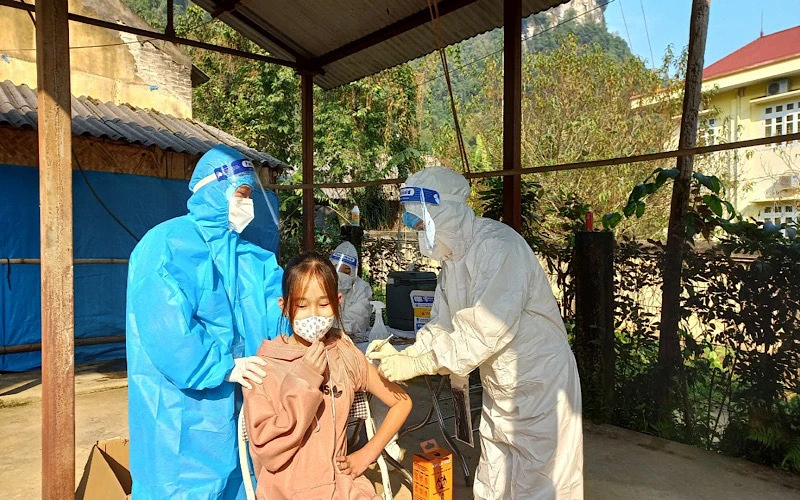 Tiêm vaccine cho trẻ từ 12-15 tuổi ở huyện Lâm Bình.