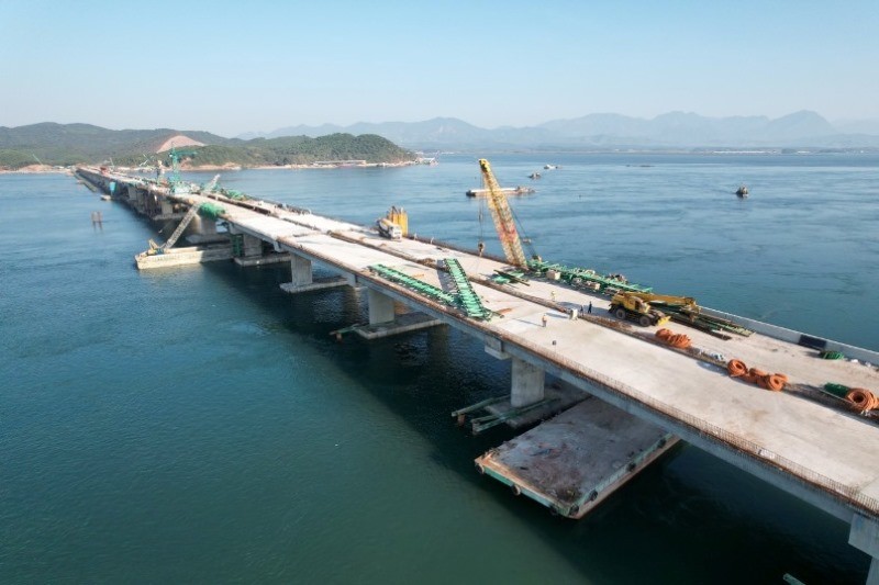 Cầu Vân Tiên trên tuyến cao tốc Vân Đồn-Móng Cái có chiều dài hơn 1,5km và là cây cầu dài nhất tỉnh Quảng Ninh.