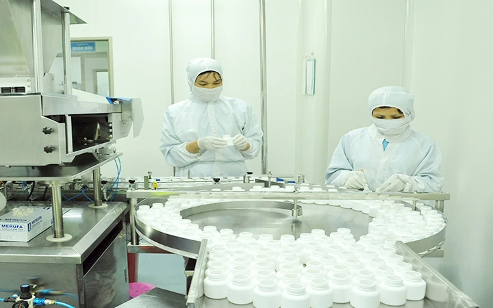 Sản xuất và đóng gói thuốc ở Công ty TNHH Nam dược (Khu công nghiệp Hòa Xá, TP Nam Định, tỉnh Nam Định). Ảnh: TRẦN QUANG