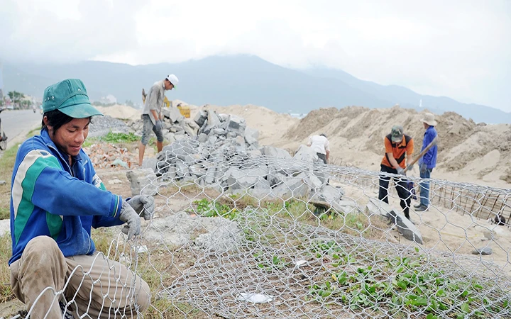 Xây dựng kè đê biển ở quận Sơn Trà (TP Đà Nẵng) để chống sạt lở do tác động của biến đổi khí hậu. Ảnh: THU THỦY
