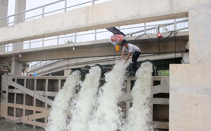 Công trình cống An Hiệp (huyện Châu Thành, tỉnh Bến Tre) đưa vào sử dụng giúp ngăn mặn, trữ nước ngọt. Ảnh: LÊ HOÀNG TRUNG