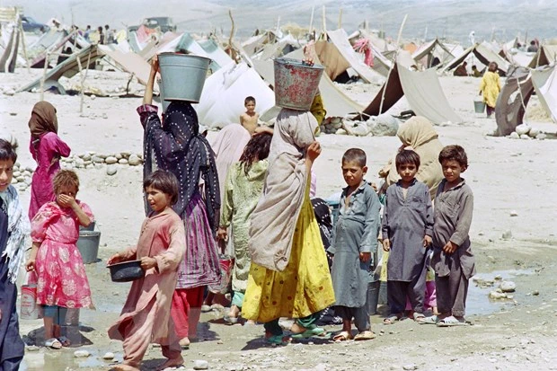 Trẻ em Afghanistan lấy nước tại một trại tị nạn ở Jalalabad, Afghanistan. (Ảnh: AFP/TTXVN)