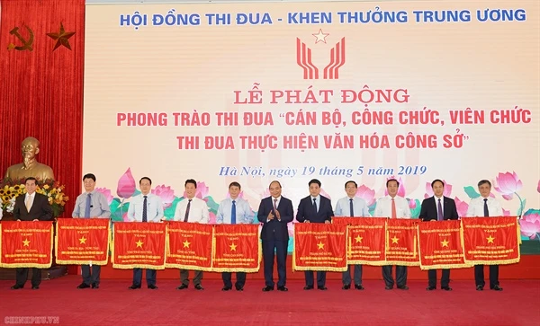 Ngày 9/5/2019, Thủ tướng Nguyễn Xuân Phúc trao Cờ thi đua của Chính phủ cho các địa phương. (Ảnh VGP)