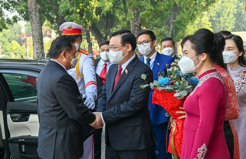 Chủ tịch Quốc hội Vương Đình Huệ và Phu nhân đón Chủ tịch Quốc hội Lào và Phu nhân. (Ảnh: DUY LINH)
