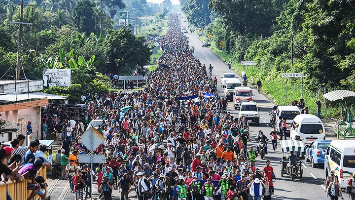Mỗi năm có hàng trăm nghìn người di cư tìm đường tới Mỹ. Ảnh: CNN