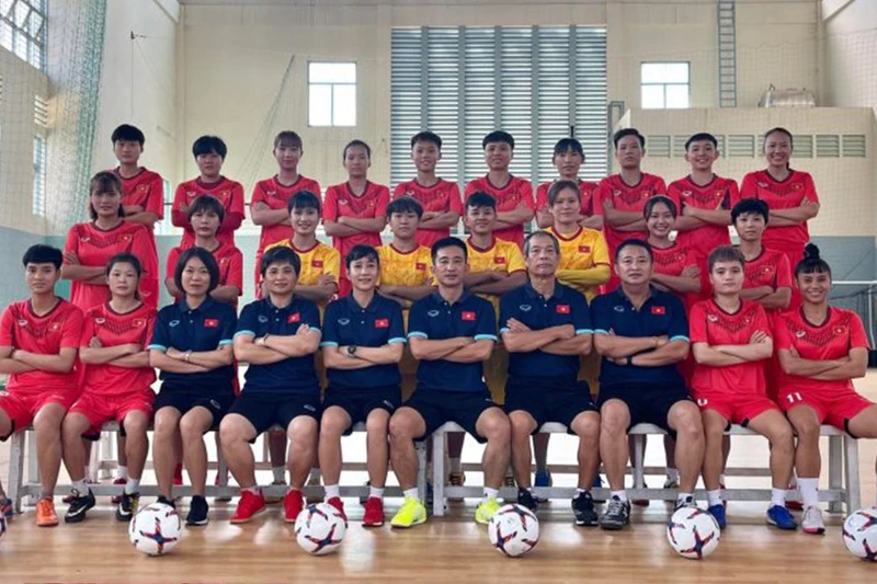 Thành viên Ban huấn luyện và các cầu thủ đội tuyển futsal nữ Việt Nam. (Ảnh: VFF)