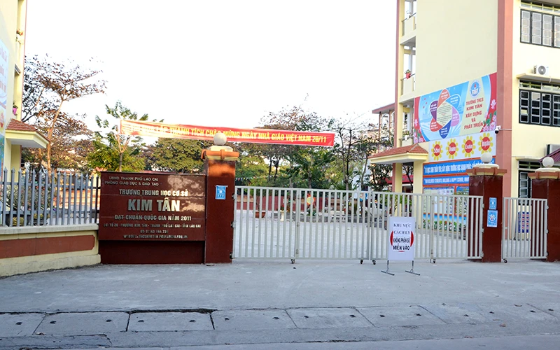 Dừng học trực tiếp và phong tỏa Trường Trung học cơ sở Kim Tân, thành phố Lào Cai, nơi phát hiện 10 ca F0 là học sinh.