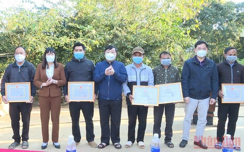 Ban Chỉ đạo phòng, chống dịch Covid-19 huyện Điện Biên tặng giấy khen các tập thể, cá nhân có nỗ lực tham gia chống dịch tại Na Tông, Mường Nhà.