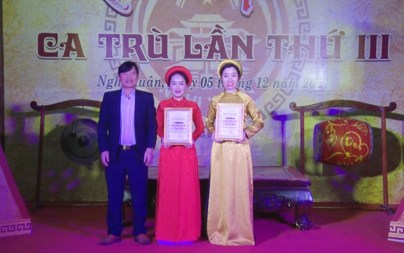 Lãnh đạo huyện Nghi Xuân trao giải xuất sắc cho hai thí sinh tham dự liên hoan. 