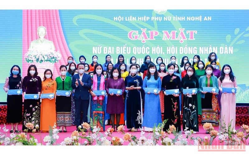Lãnh đạo Trung ương Hội Liên hiệp phụ nữ Việt Nam và tỉnh Nghệ An tặng quà lưu niệm các nữ đại biểu Quốc hội, HĐND tỉnh, nữ lãnh đạo, quản lý. (Ảnh: THÀNH DUY)