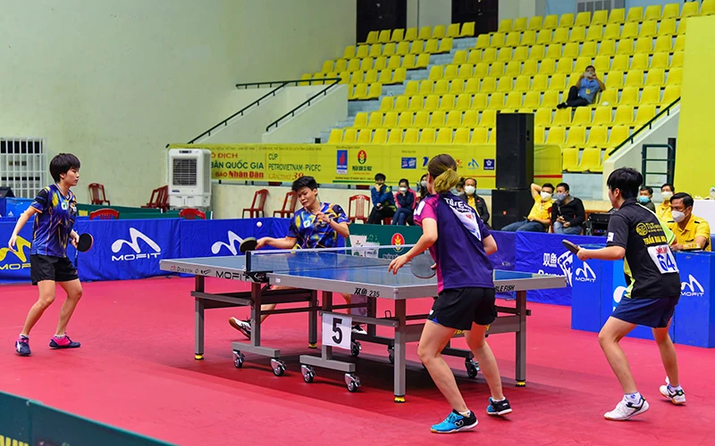 Trận đấu chung kết đôi nữ giữa Diệu Khánh-Thanh Thư (trái) gặp Nguyễn Thị Nga-Trần Mai Ngọc. Ảnh: DUY LINH 