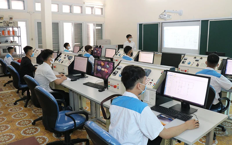 Một tiết học ứng dụng công nghệ tại Trường cao đẳng Cơ điện Hà Nội.