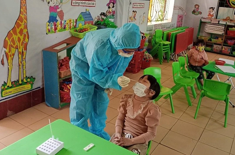 Xét nghiệm cho trẻ em Trường mầm non xã Vũ Đoài (huyện Vũ Thư, tỉnh Thái Bình) trong ngày đầu đến trường.