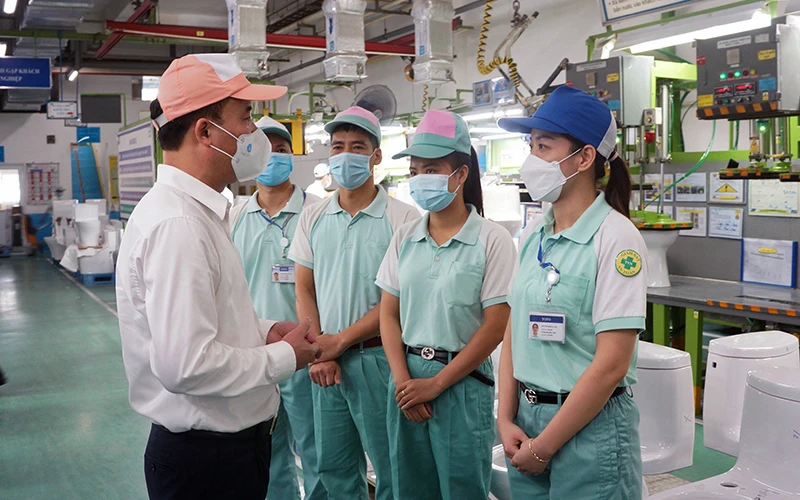 Lãnh đạo Bảo hiểm xã hội Việt Nam kiểm tra việc hỗ trợ người lao động từ Quỹ Bảo hiểm thất nghiệp tại Công ty TNHH Toto Việt Nam. 