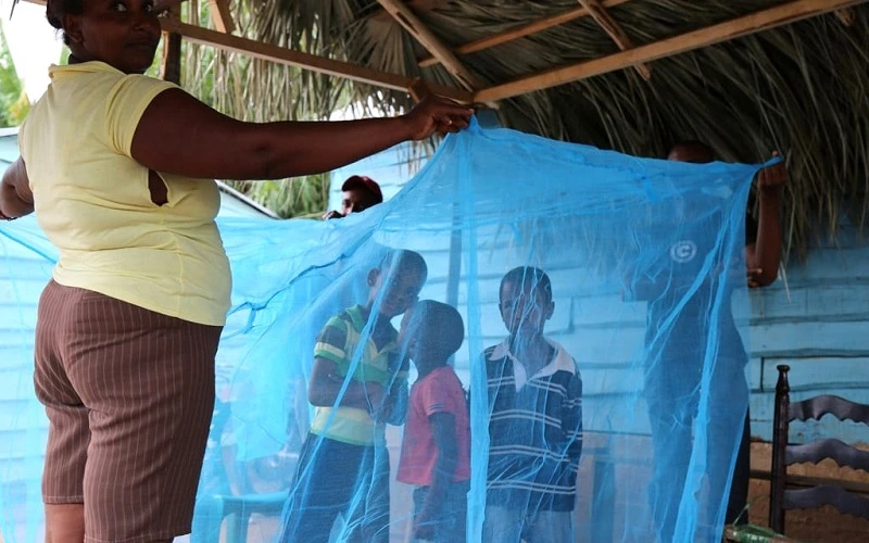 Người dân châu Phi chăng màn chống muỗi đề phòng sốt rét. (Ảnh: Liên hợp quốc)