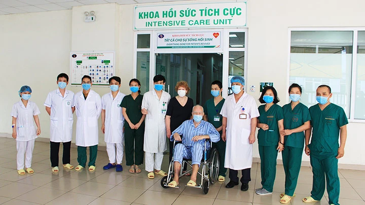TS Phạm Ngọc Thạch cùng ê-kíp hồi sức-cấp cứu chúc mừng bệnh nhân người nước ngoài khỏi bệnh ra viện.