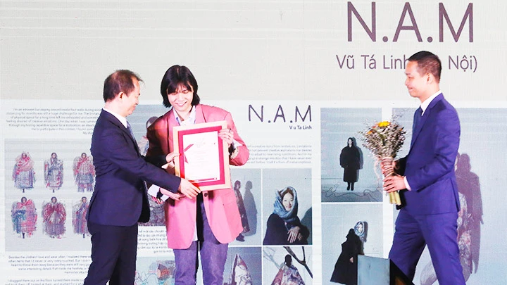 Nhà thiết kế Vũ Tá Linh nhận giải nhất cuộc thi Designed by Vietnam.