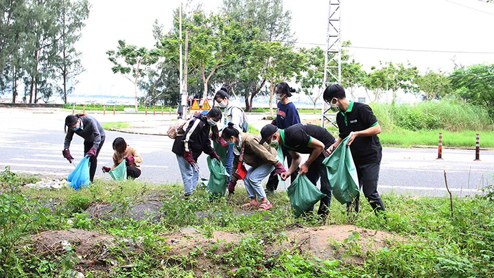 Các bạn trẻ cùng tham gia nhặt rác trong chương trình Làm sạch Sơn Trà.
