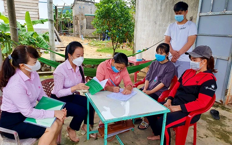 Ngân hàng Chính sách xã hội tỉnh Quảng Bình giải ngân cho hộ nghèo vay vốn ngay tại nơi sản xuất.