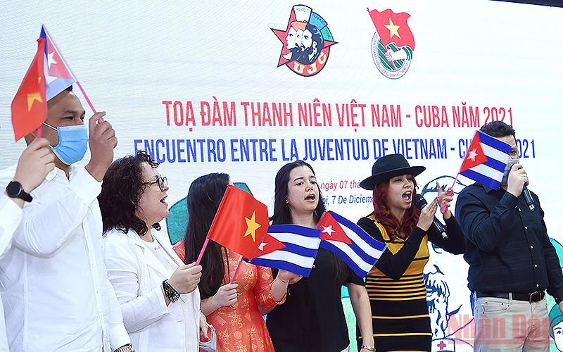 Đại biểu Việt Nam-Cuba giao lưu tại tọa đàm.