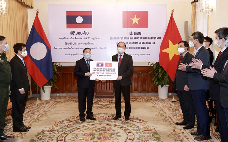 Việt Nam ủng hộ vật tư y tế hỗ trợ Lào phòng, chống dịch Covid-19. Ảnh BỘ NGOẠI GIAO