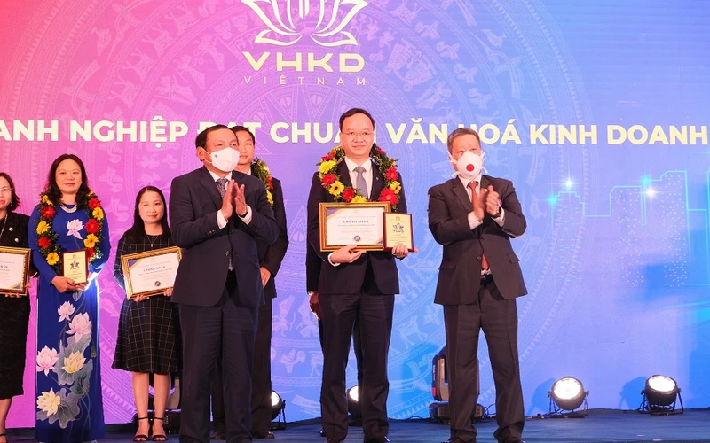 Ông Lê Quang Vinh, Phó Tổng Giám đốc Vietcombank nhận Chứng nhận doanh nghiệp đạt chuẩn văn hóa kinh doanh Việt Nam và kỷ niệm chương từ Ban Tổ chức chương trình.