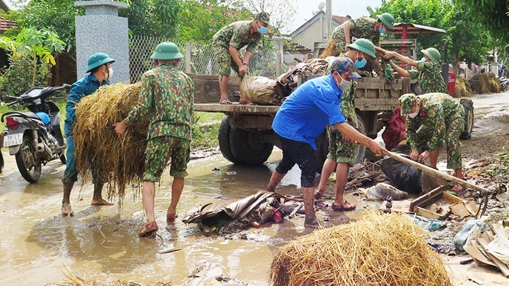 Bộ đội hỗ trợ người dân xã Sơn Hòa (huyện Sơn Hòa, tỉnh Phú Yên) dọn dẹp sau lũ. Ảnh: TTXVN