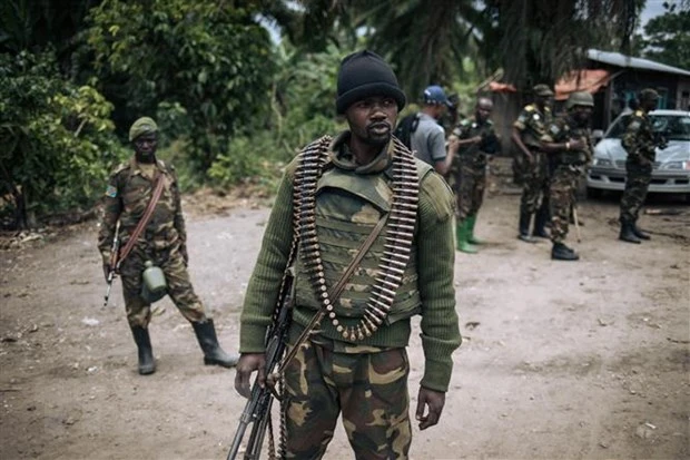 Binh sĩ Cộng hòa Dân chủ Congo tuần tra tại làng Manzalaho gần thị trấn Beni. (Ảnh: AFP/TTXVN)