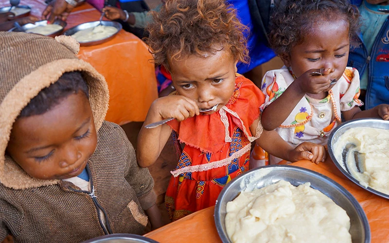 Trẻ em Madagascar nhận thực phẩm viện trợ.